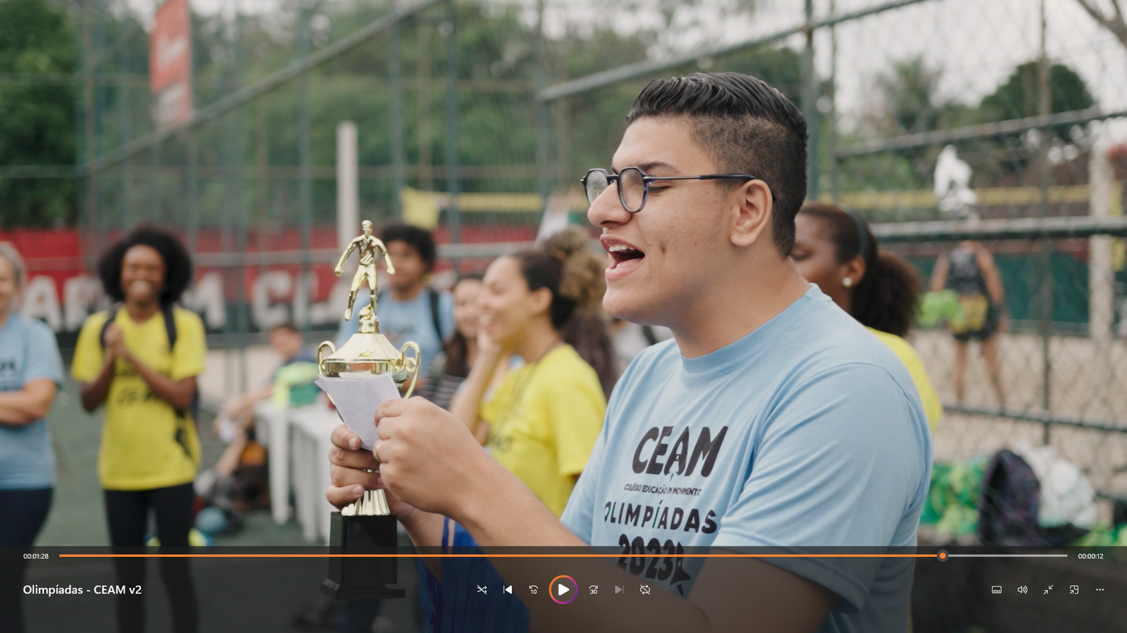Aluno do CEAM comemorando com troféu nas Olimpíadas CEAM 2023