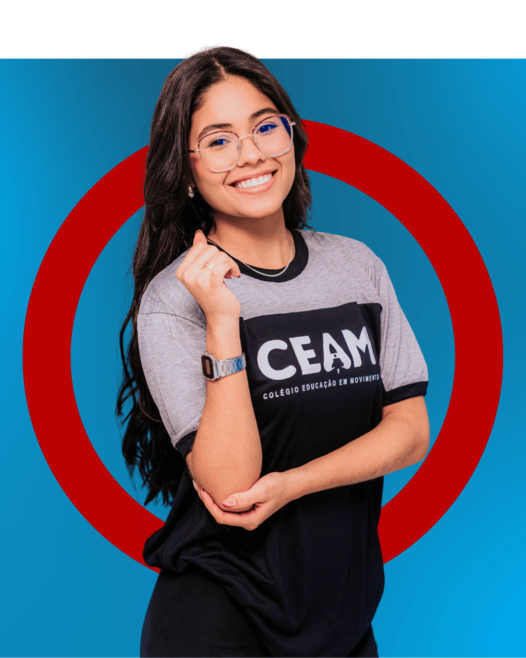 Aluna do CEAM sorrindo, vestindo camiseta do colégio