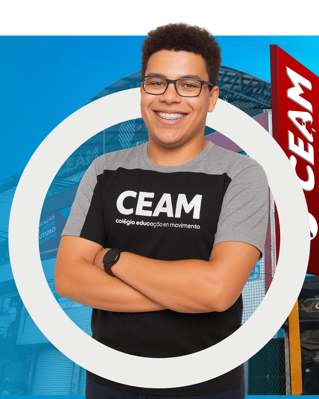 Aluno do CEAM sorrindo, vestindo camiseta do colégio
